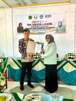 Penyerahan Berita Acara Asesmen Lapangan oleh Asesor kepada Ketua Prodi Pendidikan Matematika